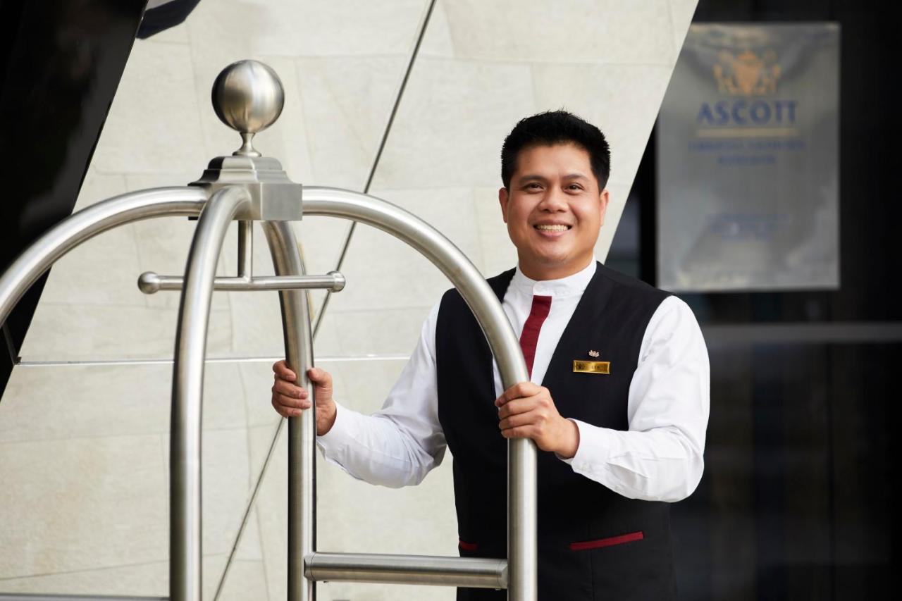 Ascott Embassy Sathorn Bangkok Hotel Exterior foto A bellboy at Ascott Suites, Kuala Lumpur