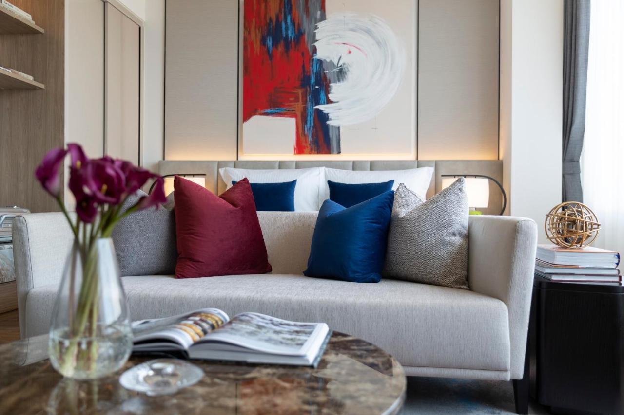 Ascott Embassy Sathorn Bangkok Hotel Exterior foto A living room at The Hari