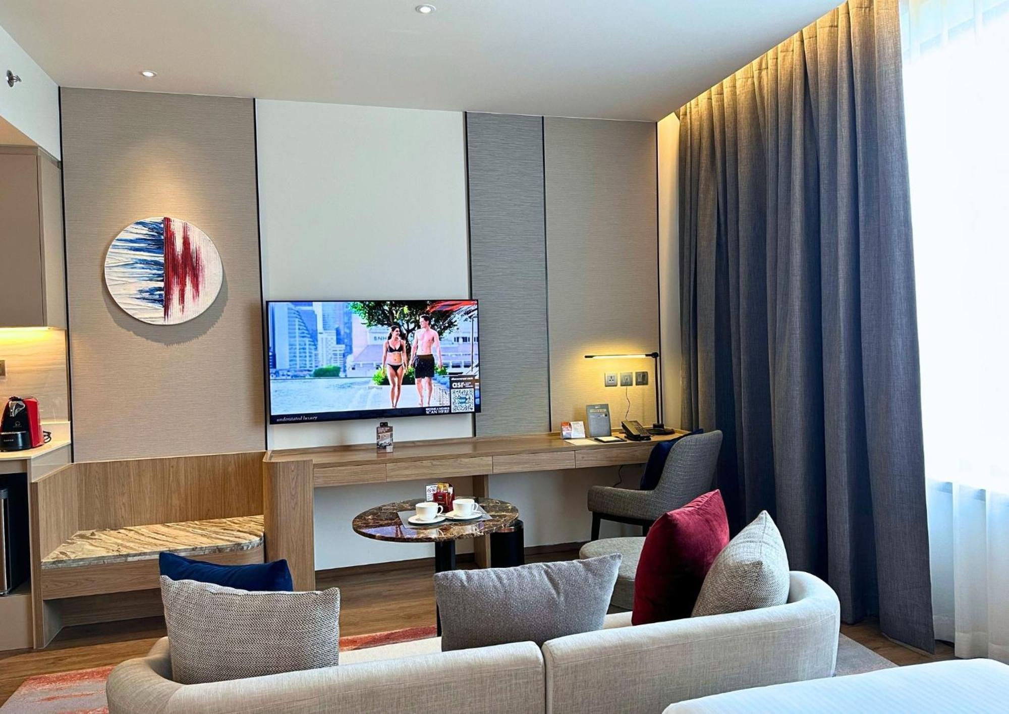 Ascott Embassy Sathorn Bangkok Hotel Exterior foto A living room in a hotel