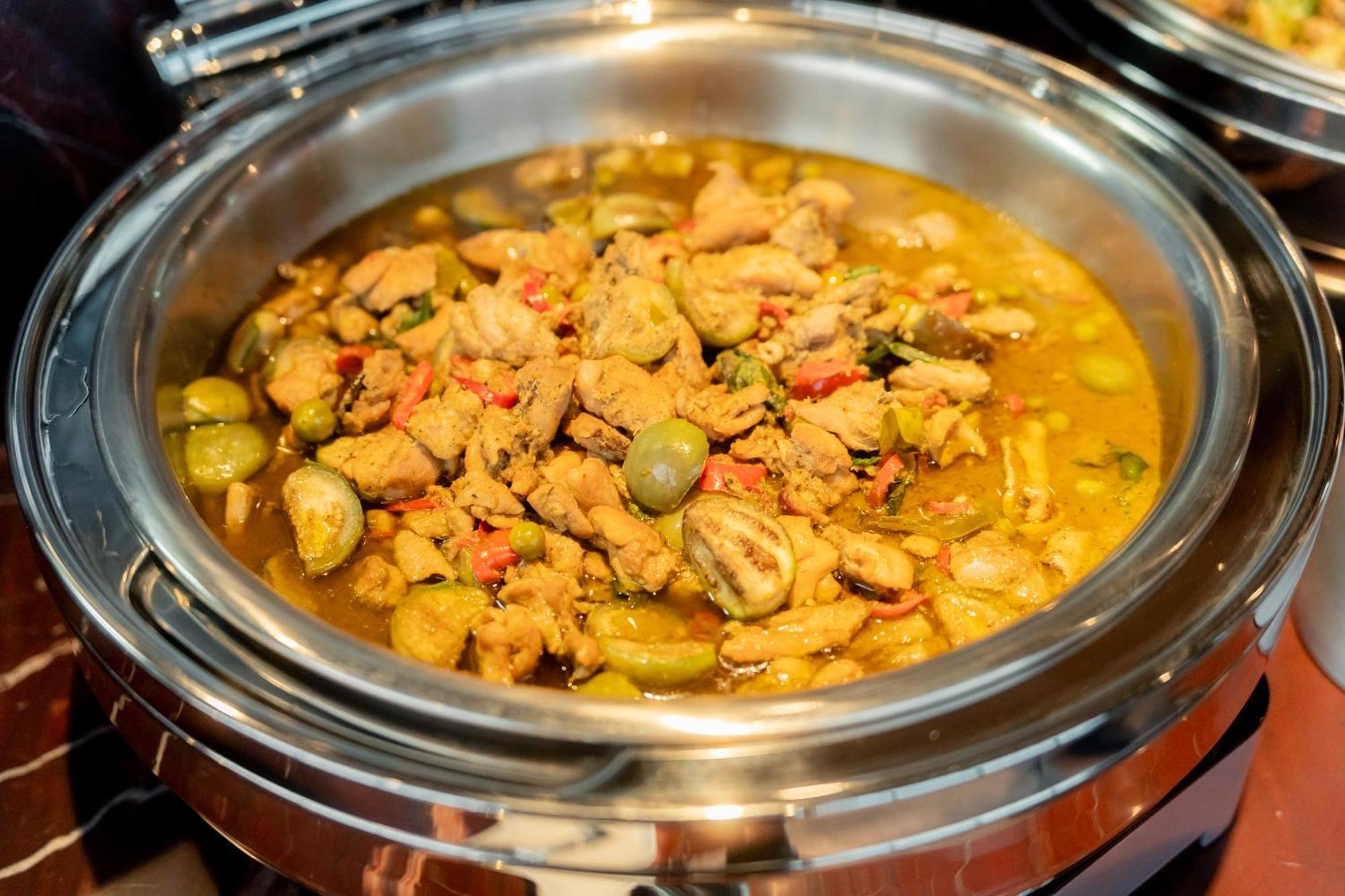 Ascott Embassy Sathorn Bangkok Hotel Exterior foto A chafing dish