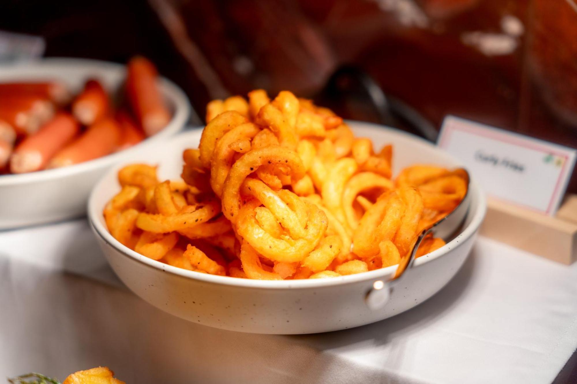 Ascott Embassy Sathorn Bangkok Hotel Exterior foto A bowl of masala fries
