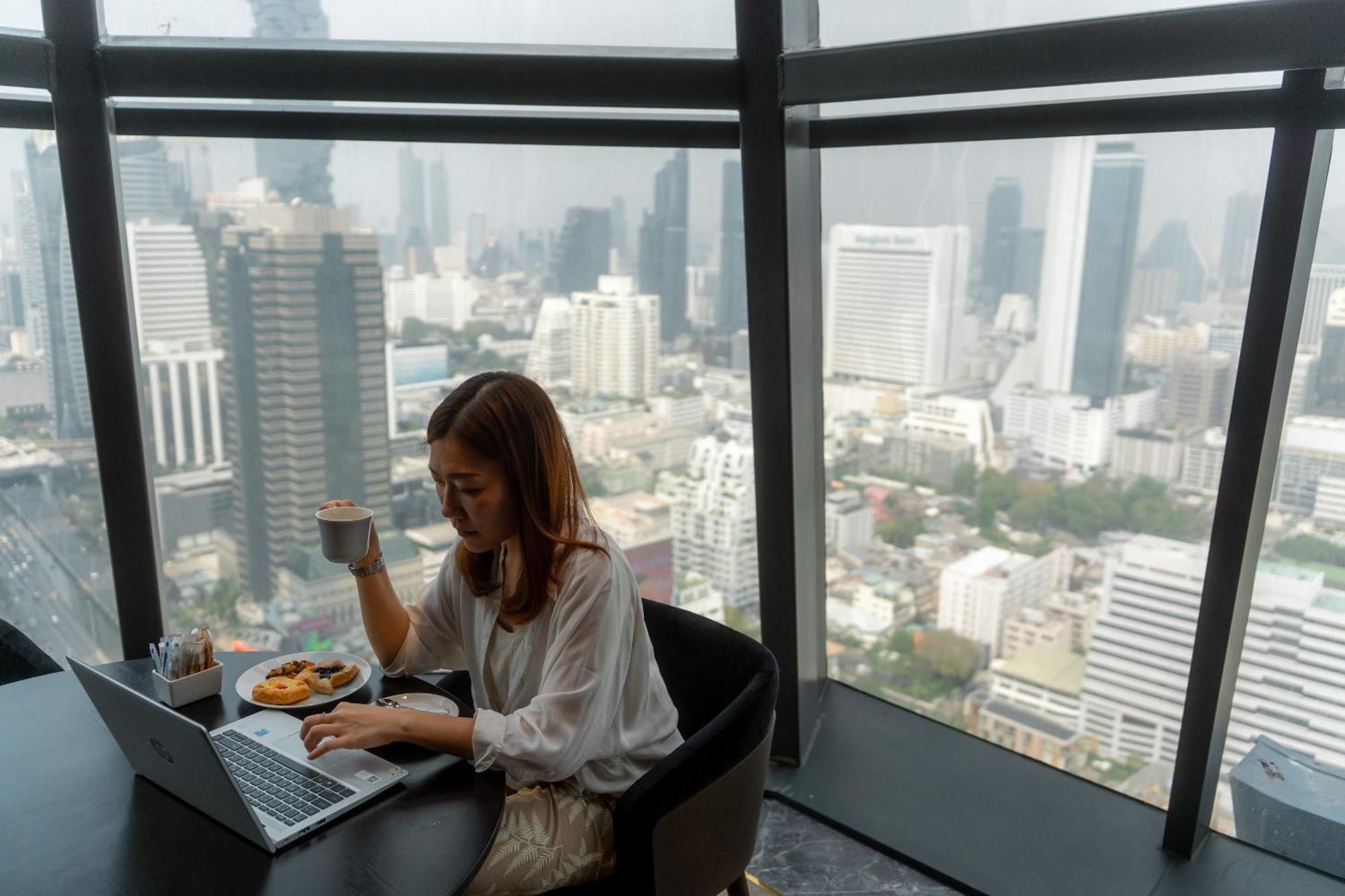 Ascott Embassy Sathorn Bangkok Hotel Exterior foto A woman working in Bangkok