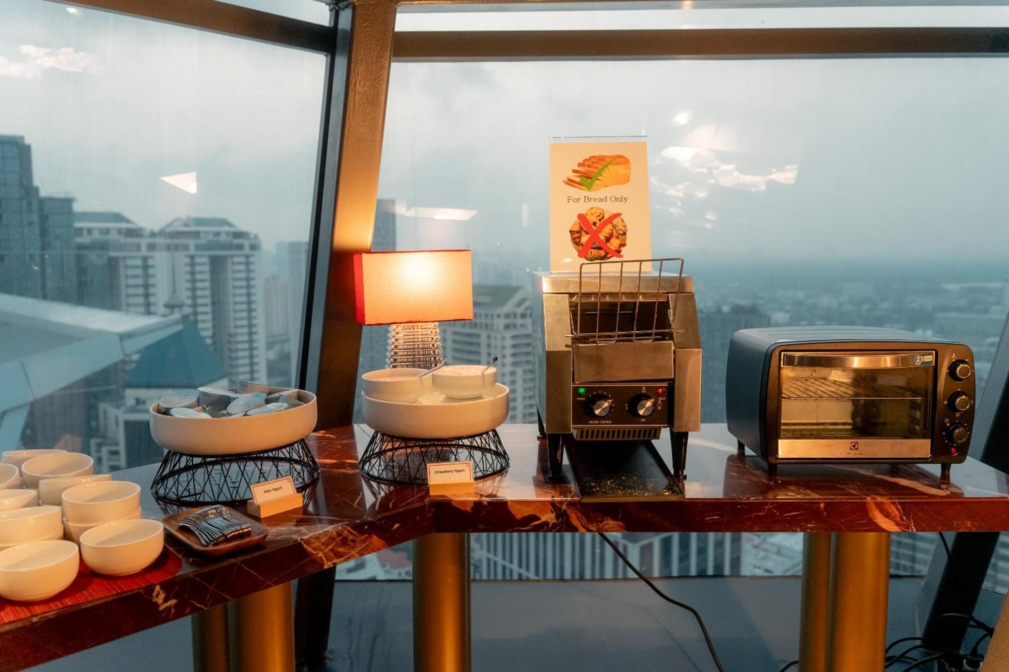 Ascott Embassy Sathorn Bangkok Hotel Exterior foto A coffee machine at a hotel