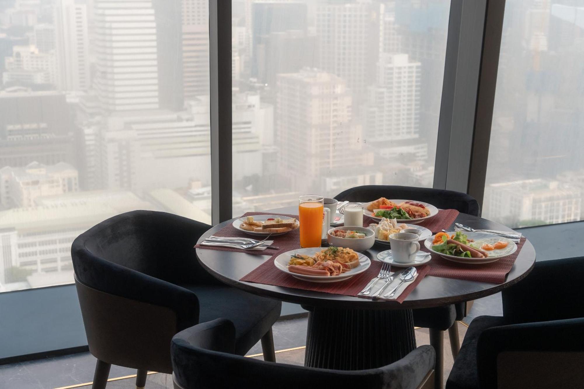 Ascott Embassy Sathorn Bangkok Hotel Exterior foto Breakfast at the 360° Restaurant