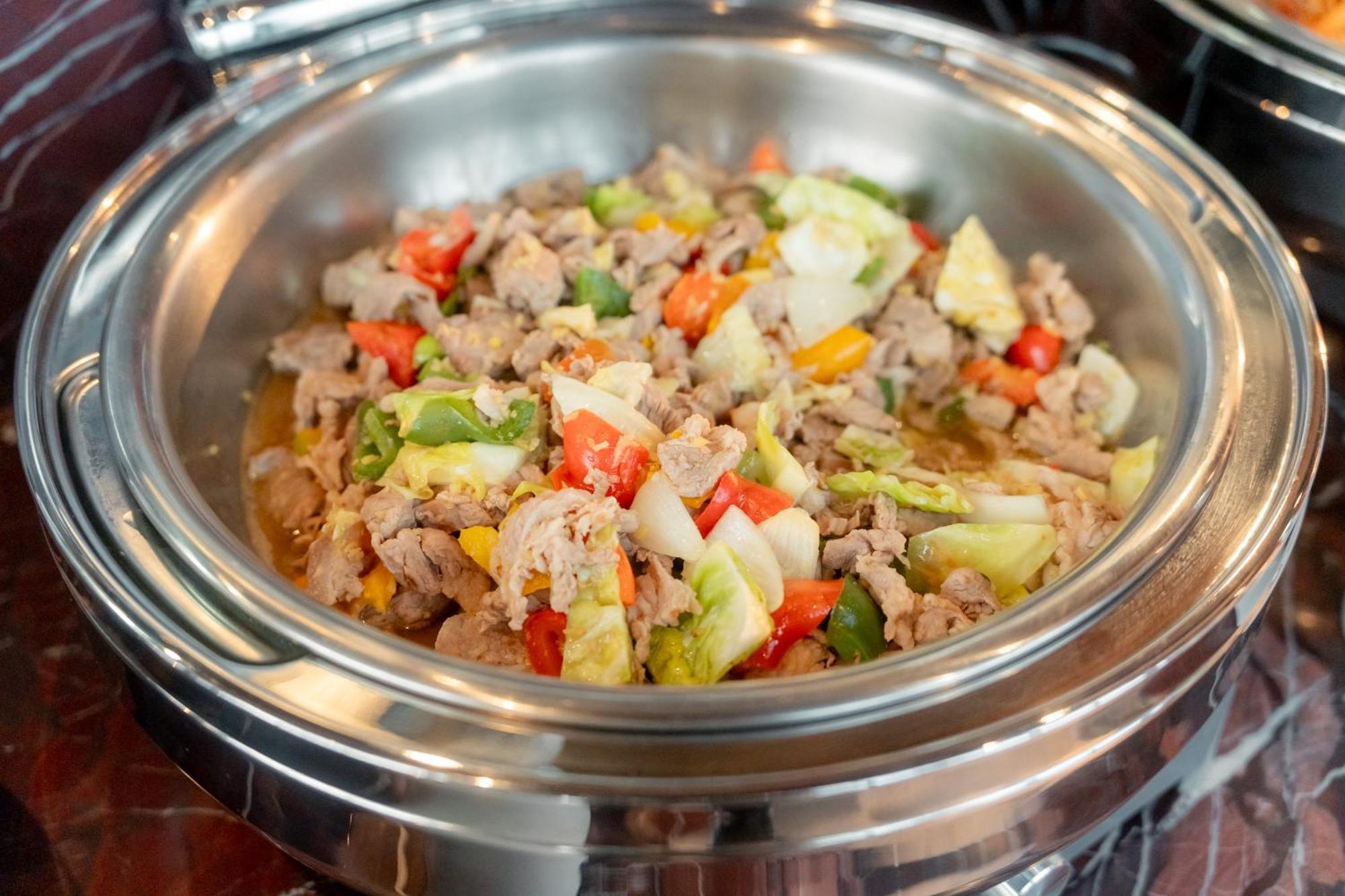 Ascott Embassy Sathorn Bangkok Hotel Exterior foto A chafing dish