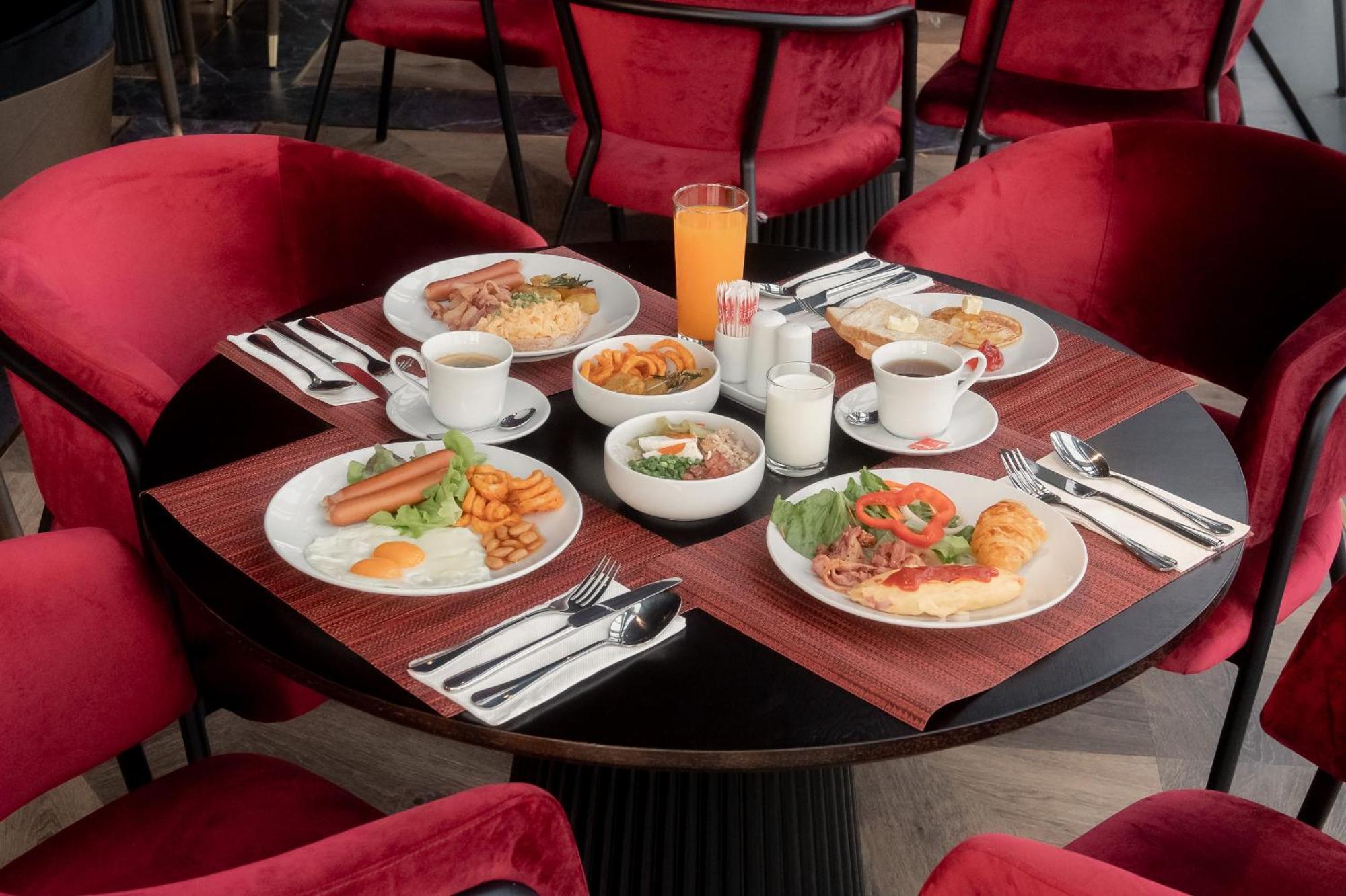 Ascott Embassy Sathorn Bangkok Hotel Exterior foto A breakfast table at the hotel