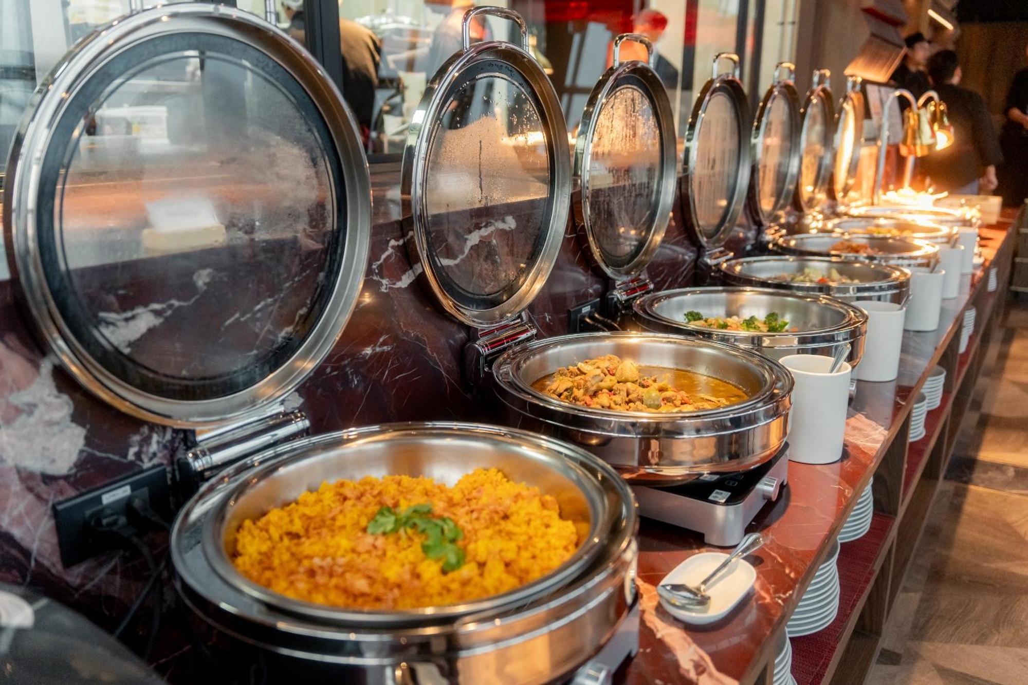 Ascott Embassy Sathorn Bangkok Hotel Exterior foto A chafing dish buffet