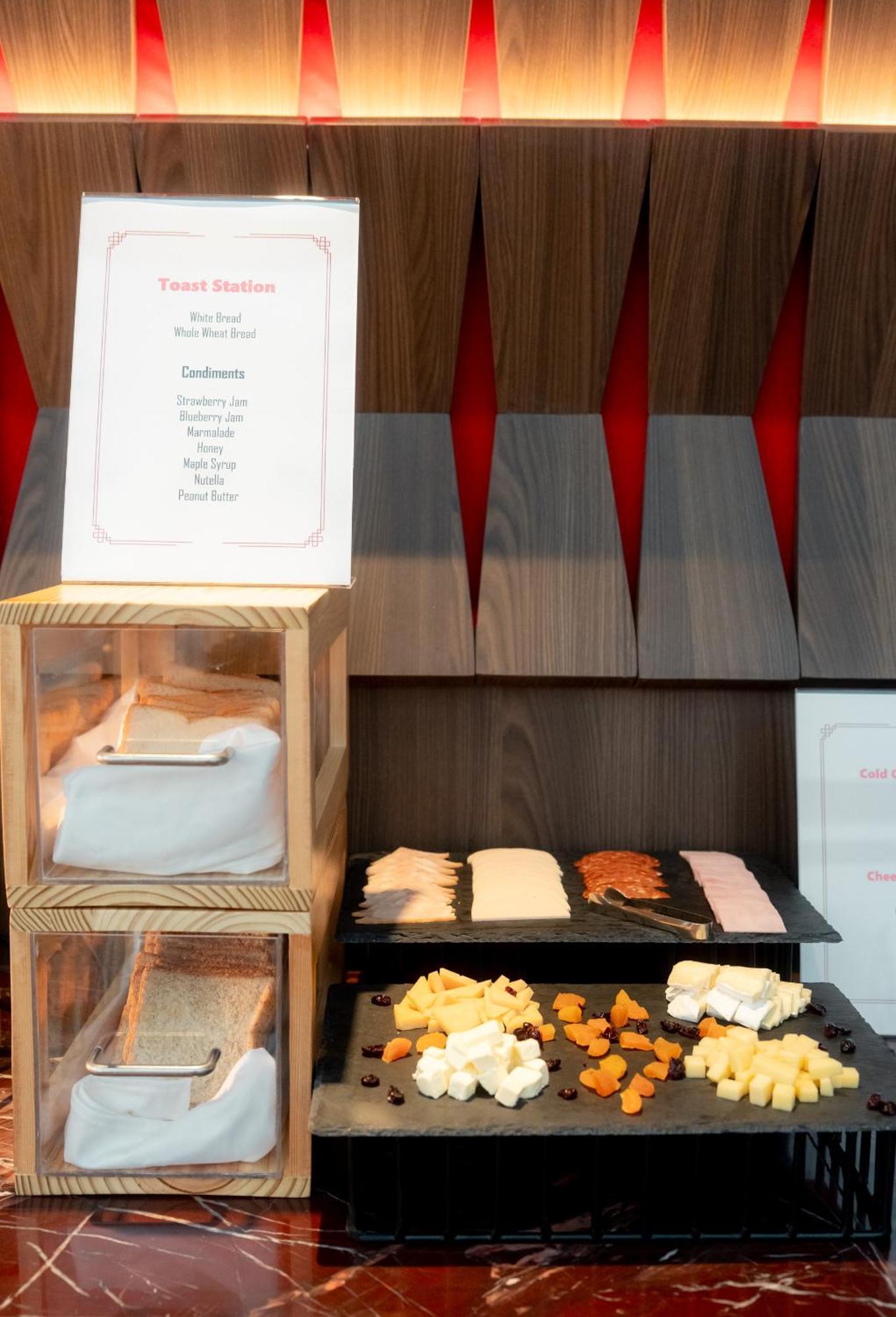 Ascott Embassy Sathorn Bangkok Hotel Exterior foto A selection of cheese at a buffet