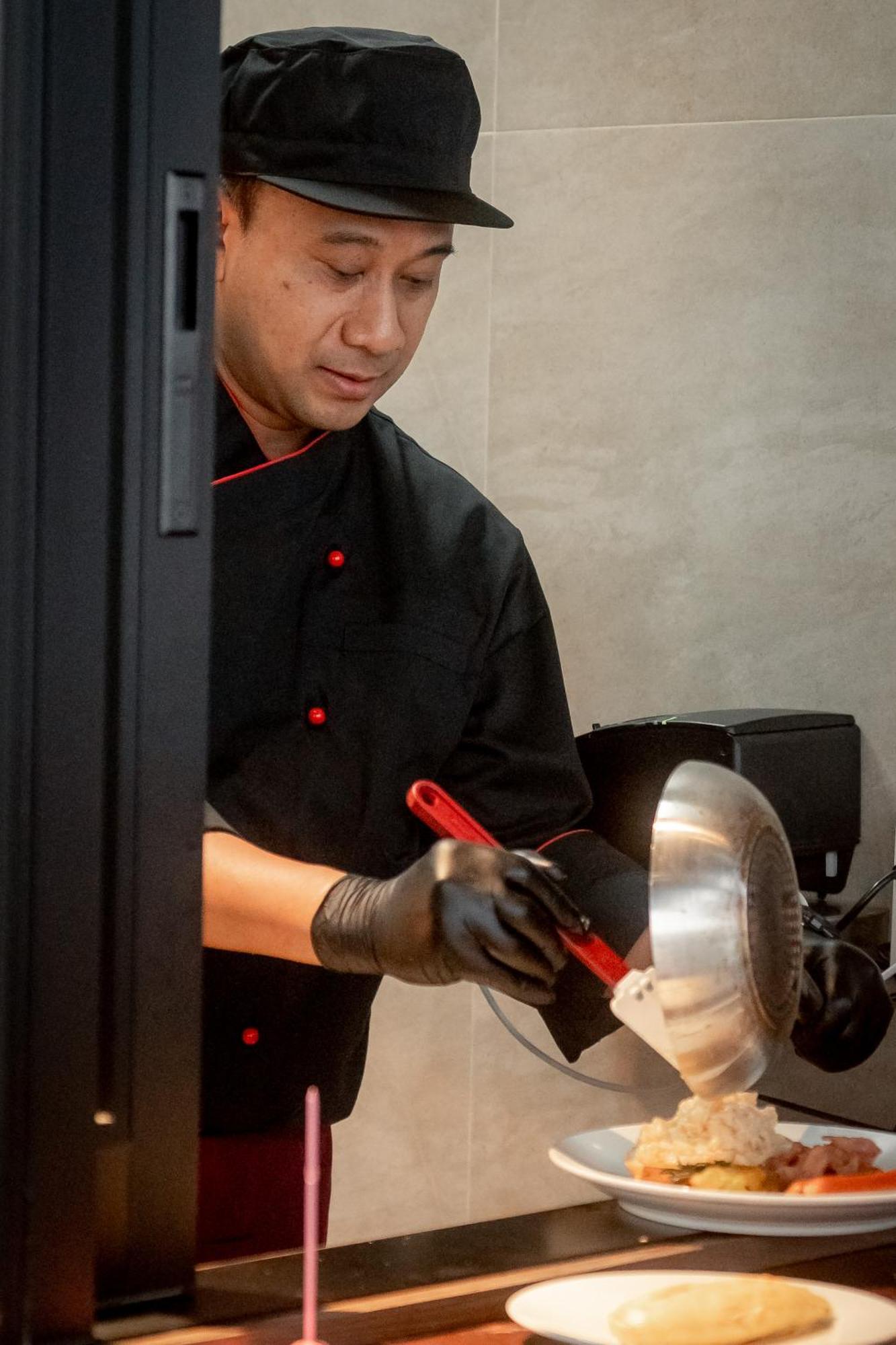 Ascott Embassy Sathorn Bangkok Hotel Exterior foto A waiter writing down an order