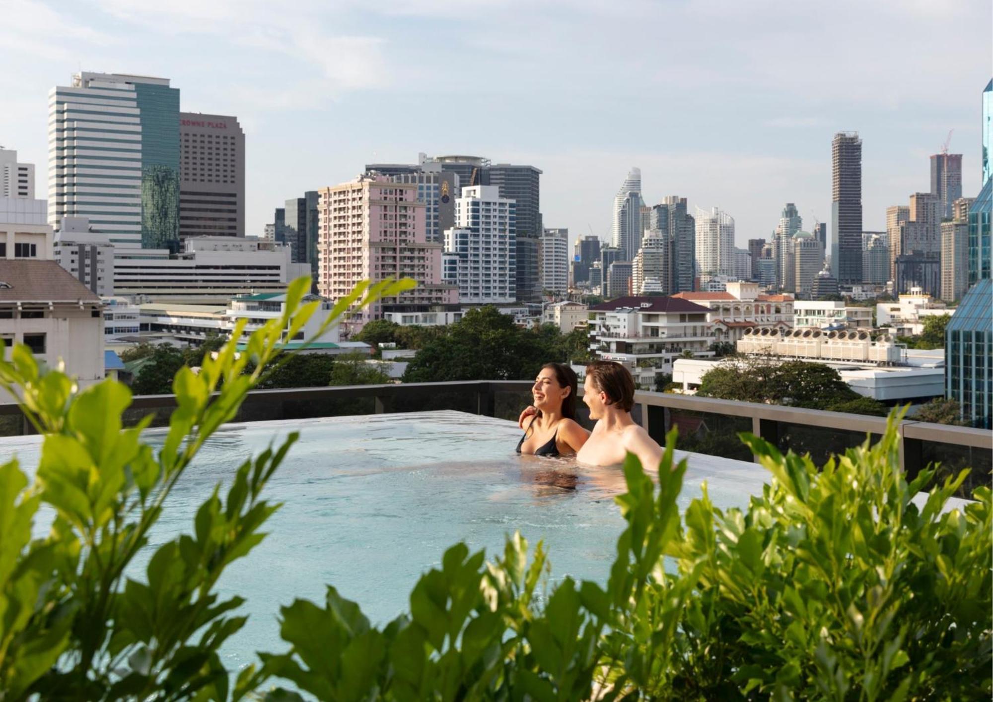 Ascott Embassy Sathorn Bangkok Hotel Exterior foto View from the rooftop pool